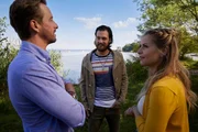 Julian Trautmann (Patrick G. Boll, M.) zeigt Christin Lange (Sarah Thonig, r.) und Andreas Lorenz (Ben Blaskovic, l.) das Grundst&uuml;ck am See, auf dem er seinen Surfbrettverleih er&ouml;ffnen will.