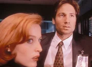 Scully (Gillian Anderson, l.) und Mulder (David Duchovny, r.) m&uuml;ssen feststellen, dass der Entf&uuml;hrer eines 15-j&auml;hrigen M&auml;dchens vor langer Zeit schon eine &auml;hnliche Tat begangen hat.