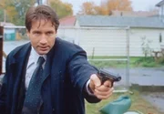 Mulder (David Duchovny) verhaftet einen mordverdächtigen Japaner, den er aber kurz darauf wieder laufen lassen muss, weil es sich um einen Diplomaten handelt. Mulder (David Duchovny) verhaftet einen mordverdächtigen Japaner, den er aber kurz darauf wieder laufen lassen muss, weil es sich um einen Diplomaten handelt.