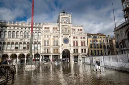 Der &uuml;berflutete Markusplatz in Venedig w&auml;hrend des winterlichen Hochwassers: Die Venezianerinnen und Venezianer f&uuml;rchten, ihre Stadt k&ouml;nnte im Zuge des Klimawandels verschwinden.