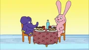 Elefant und Hase freuen sich auf ein St&uuml;ck Kuchen.