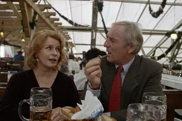 10. Auf dem Oktoberfest h&auml;lt Fritz (G&uuml;nther Maria Halmer) vor seiner Frau Carla (Senta Berger) einen zynischhen Vortrag &uuml;ber die Vorz&uuml;ge der Ehe.