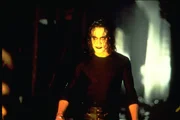 Es ist die Teufelsnacht, der Abend vor Halloween, als in der Stadt das Chaos ausbricht und das Liebespaar Shelly und Eric &uuml;berfallen und grausam get&ouml;tet werden. Ein Jahr sp&auml;ter erhebt sich Eric (Brandon Lee) aus seinem Grab.