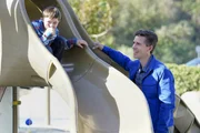 W&auml;hrend McGee und Torres bei der Durchsuchung der Wohnung des Toten ein vielversprechendes Amateurfunkger&auml;t finden, sammelt Palmer (Brian Dietzen, r.) Spenden f&uuml;r einen Inklusionsspielplatz.