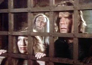 Cecilia (Lynne Harbaugh, l.), Merlin (Time Winters, M.) und MacGyver (Richard Dean Anderson, r.) wollen sich aus Morganas Kerker befreien.