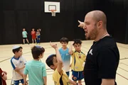 Obwohl Samuel Friedman kein religi&ouml;ser Jude ist, ist ihm das Judentum als Kultur sehr wichtig. Einmal in der Woche trainiert er die G-Junior:innen des j&uuml;dischen Fussballvereins FC Hakoah.