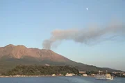 Der Vulkan Sakurajima wirft beständig Asche und Gestein in die Luft. Der Vulkan Sakurajima wirft beständig Asche und Gestein in die Luft.