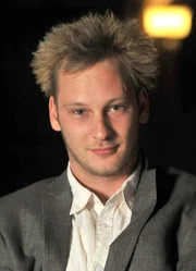 Der Sohn des Pastors, Lucas (Christian Bl&uuml;mel), will mit einem Schallwellentreatment Gonger Eric ausl&ouml;schen. Ungl&uuml;cklicherweise ist sein Konzept noch nicht wirklich ausgereift ...