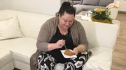 Katja (48) geniesst ein St&uuml;ck Kuchen
