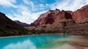 Zwei Farben verbinden sich: der bl&auml;uliche Little Colorado flie&szlig;t in den schlammigen Colorado River.