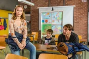 Stefan Vollmer (Hendrik Duryn) versucht Pia (Annika Schrumpf) davon zu &uuml;berzeugen, Dennis (Paul Sundheim) Nachhilfe zu geben.