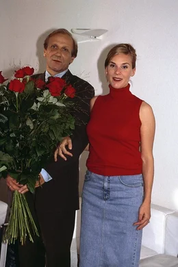 14. Die scheidungswilligen Eheleue Toni (Karl Kranzkowski) und Liane Goldhofer (Nele Mueller-St&ouml;fen) vermelden ihren Anw&auml;lten stolz, dass sie sich doch einvernehmlich geeinigt haben.