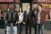 Das Montagsspiel: (v.l.n.r.) Lily (Alyson Hannigan), Emmitt Smith (Emmitt Smith), Robin (Cobie Smulders), Barney (Neil Patrick Harris), Marshall (Jason Segel) und Ted (Josh Radnor) ...