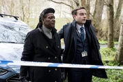 Ellis (Sharon D Clarke) und Harper (Andrew Gower) sehen sich einen Tatort an.