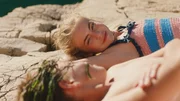 Am Ende des Sommers hat Sofija (Klara Hrvanović, hinten) eine neue Clique gefunden und zum ersten Mal einen Jungen (Benjam&iacute;n Lacko, vorn) gek&uuml;sst.