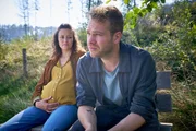 Marie (Tinka F&uuml;rst, l.) und Julian (Ben M&uuml;nchow, r.) teilen einen stillen Moment &ndash; reichen die Gef&uuml;hle der beiden f&uuml;r eine gemeinsame Zukunft als Familie?