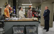 Sheldon (Jim Parsons), Leonard (Johnny Galecki), Howard (Simon Helberg) und Colonel Richard Williams (Dean Norris)