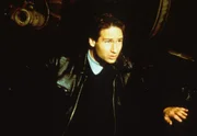 Mulder (David Duchovny) verfolgt einen Eisenbahnwaggon der amerikanischen Regierung, in dem ein lebender Au&szlig;erirdischer transportiert wird.