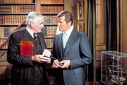 Q (Desmond Llewelyn, l.) erkl&auml;rt Bond (Roger Moore, r.) seine neuen technischen Spielzeuge.