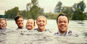 Im Wasser sind alle gleich gro&szlig;! Michi (Luis Vorbach, 2.v.r.) feiert mit seinen Freunden Justin (Marco Licht, l.), Konstantin (Sebastian Fr&auml;sdorf, 2.v.l.) und Katja (Ella Frey M.) den Sieg der Rudermannschaft seines neuen Pflegevaters, des kleinw&uuml;chsigen Tom (Jordan Prentice, r.).