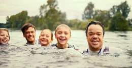 Im Wasser sind alle gleich gro&szlig;! Michi (Luis Vorbach, 2.v.r.) feiert mit seinen Freunden Justin (Marco Licht, l.), Konstantin (Sebastian Fr&auml;sdorf, 2.v.l.) und Katja (Ella Frey M.) den Sieg der Rudermannschaft seines neuen Pflegevaters, des kleinw&uuml;chsigen Tom (Jordan Prentice, r.).