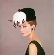 Audrey Hepburn (Holly Golightly).
