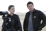 Vom Himmel gefallen: Brennan (Emily Deschanel) und Booth (David Boreanaz) versuchen die wirklichen Todesumst&auml;nde des scheinbar vom Himmel gefallenen Mannes zu kl&auml;ren.