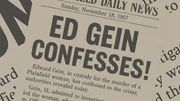 Eine Zeitungs&uuml;berschrift zeigt den gro&szlig;en Text &bdquo;ED GEIN CONFESSES!&ldquo; mit dem Datum Sonntag, 18. November 1957, gefolgt von einem kurzen Artikel darunter.