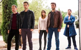 (v.l.) Max Klemp (Clemens Schick) trifft sich mit  Andrew Foster (Scott Eastwood), Stephanie (Ana de Armas) und Garrett Foster (Freddie Thorp), um ihnen dabei zu helfen, Morier zu hintergehen.