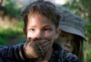 Einsfestival MARIA WERN, KRIPO GOTLAND - KINDERSPIEL, (pojke f&ouml;rsvunnen), Regie Charlotte Berlin/Leif Lindblom, am Sonntag um 20:15 Uhr. Der zehnj&auml;hrige Andreas (Noa Samernius, rechts) spielt mit dem gleichaltrigen Sasha (Saveli Westin) R&auml;uber und Gendarm, allerdings mit echten Waffen.