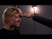 Carter (Amanda Tapping) gestattet ihrem Replikant in ihren Kopf einzudringen...