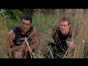 Teal'C (Christopher Judge, li.) und Daniel (Michael Shanks) beobachten wie die ersten Jaffa durch das Stargate kommen. Nun ist ihnen der R&uuml;ckweg zur Erde abgeschnitten...