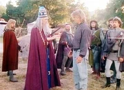 Merlin (Time Winters, 2.v.li.) und die Ritter wundern sich &uuml;ber die seltsame Erscheinung MacGyvers (Richard Dean Anderson, Mi.) an K&ouml;nig Arthurs Hof.