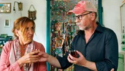 Sofija lernt in den Ferien nicht nur unerwartet ihre Gro&szlig;familie kennen, sondern hilft auch ihrer Oma (Olga Odanović, links) und deren Bruder Nikola (Žarko Lau&scaron;ević), den alten Konflikt hinter sich zu lassen.