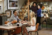 Erleben ein ganz besonderes Date: Caroline (Beth Behrs, 2.v.l.) und Nicholas (Gilles Marini, l.) mit Max (Kat Dennings, r.) und Deke (Eric Andr&eacute;, 2.v.r.) ...