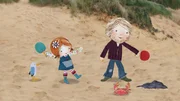 Lily und ihr Papa spielen Tischtennis am Strand und beobachten neugierig ein Wettrennen zweier Krebse.