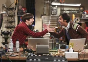 "The Big Bang Theory", "Die Ann&auml;herungs-Versuchung." Penny und Leonard beschlie&szlig;en, sich erneut das Ja-Wort zu geben. Im Bild (v.li.): Simon Helberg (Howard Wolowitz), Kunal Nayyar (Rajesh Koothrappali).