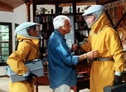 Amanda (Victoria Rowell, l.) und Steve (Barry Van Dyke, r.) besuchen Mark (Dick Van Dyke, M.), der mit Pocken infiziert ist und unter Quarant&auml;ne steht.