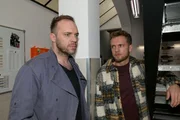 Erik (Patrick Heinrich, l.) wei&szlig;, dass er bei Paul (Niklas Osterloh) kein Mitleid bekommen wird.