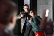 Ziegler (Frank Giering, hinten l.) hat Shirin (Nadia Hilker) in seiner Gewalt und droht Semir (Erdogan Atalay, R&uuml;ckansicht) seine Geisel zu erschie&szlig;en.
