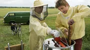 Ab in die Schleuder! Fritz (Guido Hammesfahr, r.) und Imker Sven (Oliver Dupont, li) freuen sich auf frischen Honig.