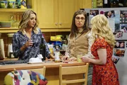 Bernadette (Melissa Rauch, r.) ist au&szlig;er sich: Woher wei&szlig; einer ihrer Kollegen von ihrer Schwangerschaft? Doch nicht etwa von Penny (Kaley Cuoco, l.) oder Amy (Mayim Bialik, M.)?
