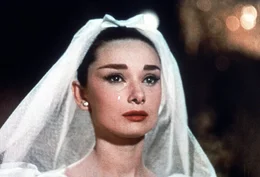 Bei der finalen Modeschau in Paris f&uuml;hrt Jo Stockton (Audrey Hepburn) ein Hochzeitskleid vor und ist traurig, da der Fotograf Dick Avery, in den sie sich verliebt hat, auf dem Weg zum Flughafen ist.