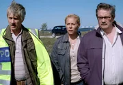 Maria Wern (Eva R&ouml;se) ermittelt gemeinsam mit ihren beiden Kollegen Ek (Ulf Friberg) und Hartman (Allan Svensson, rechts).