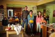 Das unm&ouml;gliche Verhalten eines Familienmitglieds bringt f&uuml;r die gestresste Frankie das Fass zum &Uuml;berlaufen. Sie braucht Abstand von Mike (Neil Flynn, l.), Axl (Charlie McDermott, 2.v.l.), Sue (Eden Sher, 2.v.r.) und Brick (Atticus Shaffer, r.) und fl&uuml;chtet zu ihrer Mutter ...