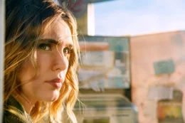 Devin (Gaia Weiss) rammt Moriers Wagen in den Hafen...