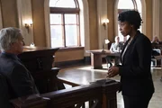 Da ihr Mandat behauptet, der Mord w&auml;re ihm damals von einem NCIS-Agenten angeh&auml;ngt worden, wendet sich Anw&auml;ltin Jessica Schaeffer (Hilary Ward, r.) an Gibbs (Mark Harmon, l.) und das NCIS-Team und bringt den Fall erneut vor Gericht ...