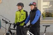 Sebastian und sein Schulfreund Wolfi treten in einem Radrennen gegeinander an. Von links: Wolfgang Stiller (Karim K&ouml;ster) und Sebastian Wildner (Herbert Ulrich).