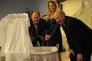 Pfarrer Kurz plant mit Hubert und Uschi die Taufe von Baby Franzi. Von links: Hubert Kirchleitner (Bernhard Ulrich), Uschi Guggenmoser (Silke Popp) und Pfarrer Kurz (Hans Stadlbauer).