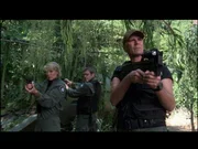 Carter (Amanda Tapping, li.), Daniel (Michael Shanks, mi.) und O'Neill (Richard Dean Anderson, re.) werden von einigen Bewohnern gestellt. Sie wollen verhindern, dass ihr K&ouml;nig sie verl&auml;&szlig;t...